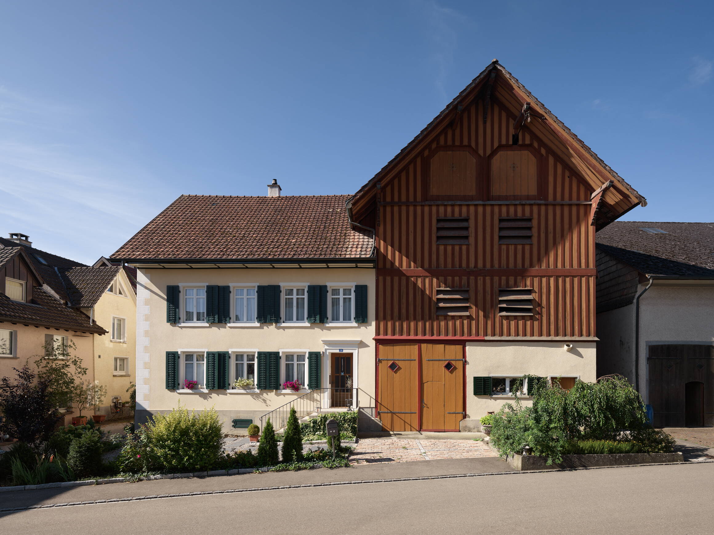 Aussenansicht des Bauernhauses vom Dorfplatz her.