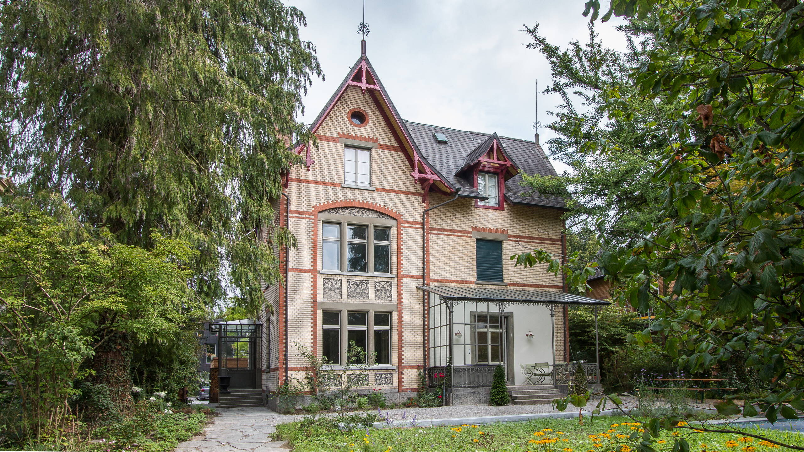 Aussenansicht der Villa Erica von der Seidenstrasse aus.